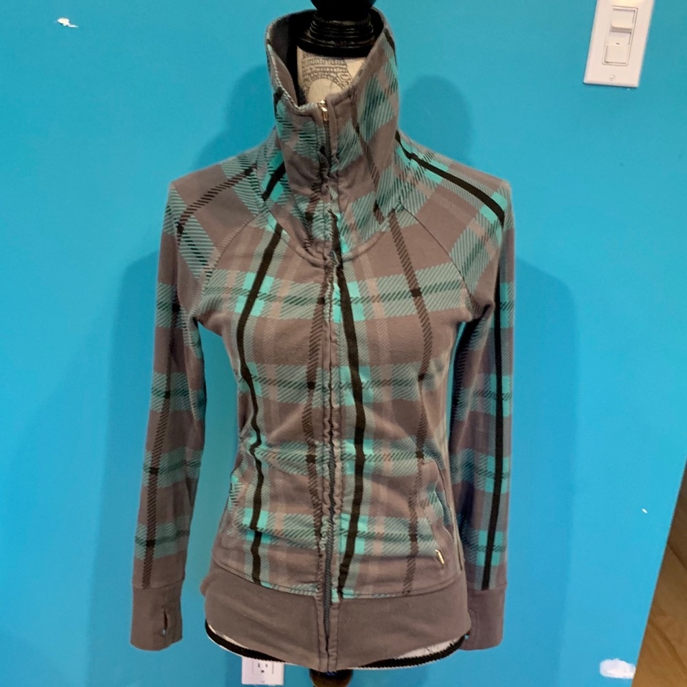 Zip up shirt with thumb holes